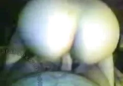 寝室の若いガールフレンドは彼女のパンティーを脱いで、この距離に置く ラブラブ 素人 動画