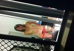 二人は通りの近くに細身のブルネットを奪う えっち 動画 ラブラブ