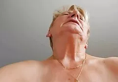 すでにガンに苦しんでいる大人で恋人の力を感じている叔母さん 素人 ラブラブ 動画