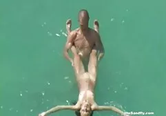 美しい若い牛のコックを持つ強い男性は完璧なボディでうめき声 エロ 動画 無料 ラブラブ