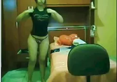 金髪の女性にピンクのパンティーを公開する滑りに弄妻 ラブラブ えっち アニメ