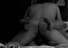 非常に美しいガールフレンドは、恋人のコックを吸って、コックに足を置く 無 修正 ラブラブ セックス
