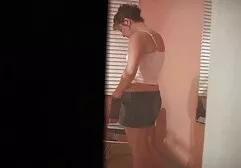 女の子は自然なおっぱいで甘いのうめき声で座っていました らぶらぶ セックス 動画