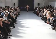 ブロンドは自分自身を楽しくする方法を知っている 無料 エロ 動画 ラブラブ