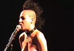 ホット舌と黒髪の彼女は、友人の注目を集めました アダルト ビデオ ラブラブ