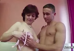 すべての種類のポーズを取りながら、カメラの前で犯さ若いカップル エロ 動画 ラブラブ