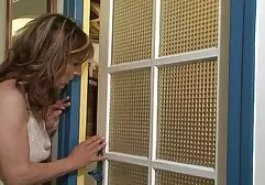 金髪は喜んでビデオカメラの前であきらめます ラブラブ アダルト