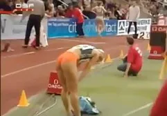 上品なお尻を大幅に働くハンサムな日焼けした男 ラブラブ えっち 動画
